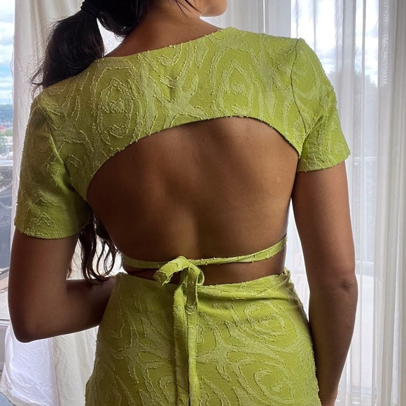 Green Skirt and Backless Top Set - Picture 4 of 6